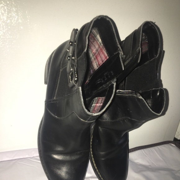 Shoes - Picture 3 of 4